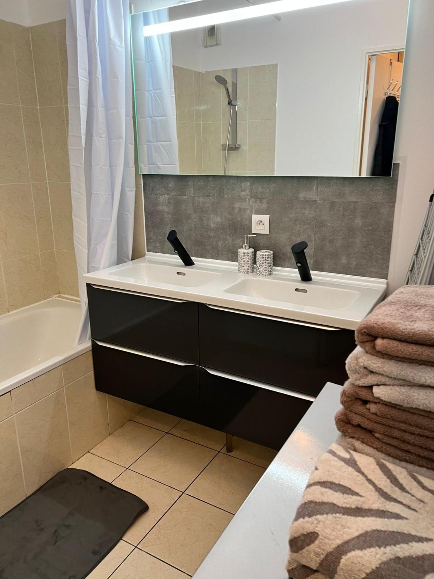Appartement 5Min Gare Rer Disneyland Paris Val D'Europe La Vallee Village Parking Inclus モンテヴラン エクステリア 写真